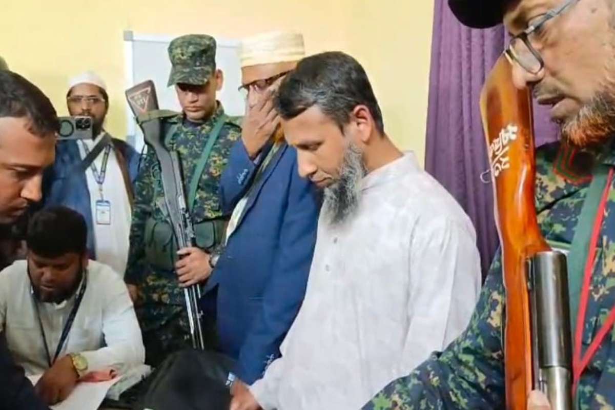 নড়িয়ায় টাকাভর্তি ব্যাগসহ জামায়াত কর্মী গ্রেপ্তার