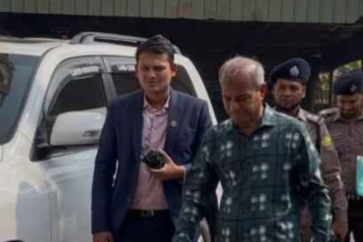 
নির্বাচন সামনে রেখে রাজধানীর থানাগুলোতে স্বরাষ্ট্র উপদেষ্টার পরিদর্শন