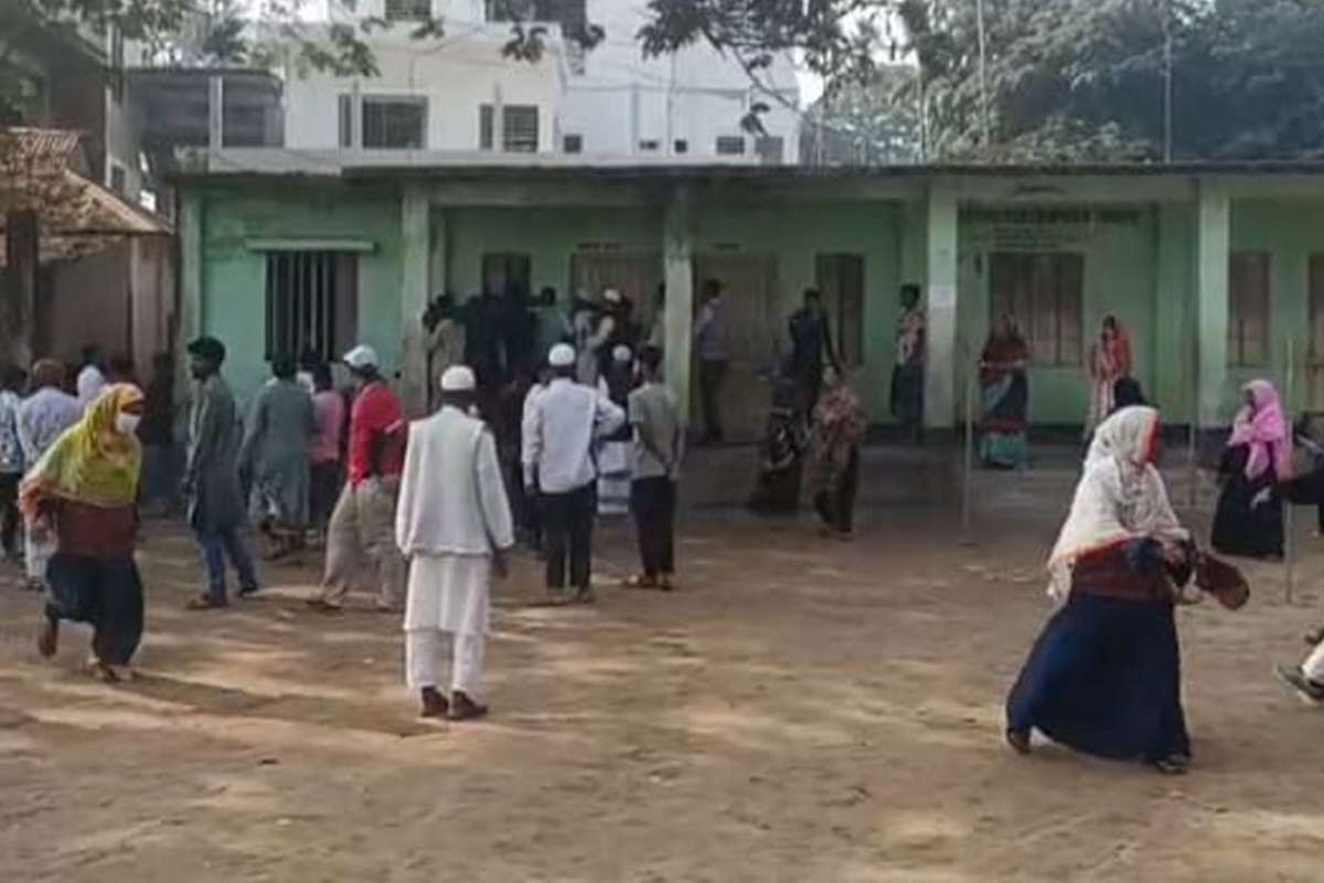 ভোটকেন্দ্রে সং-ঘর্ষ, সরাইলে ১০ মিনিট বন্ধ ভোট 