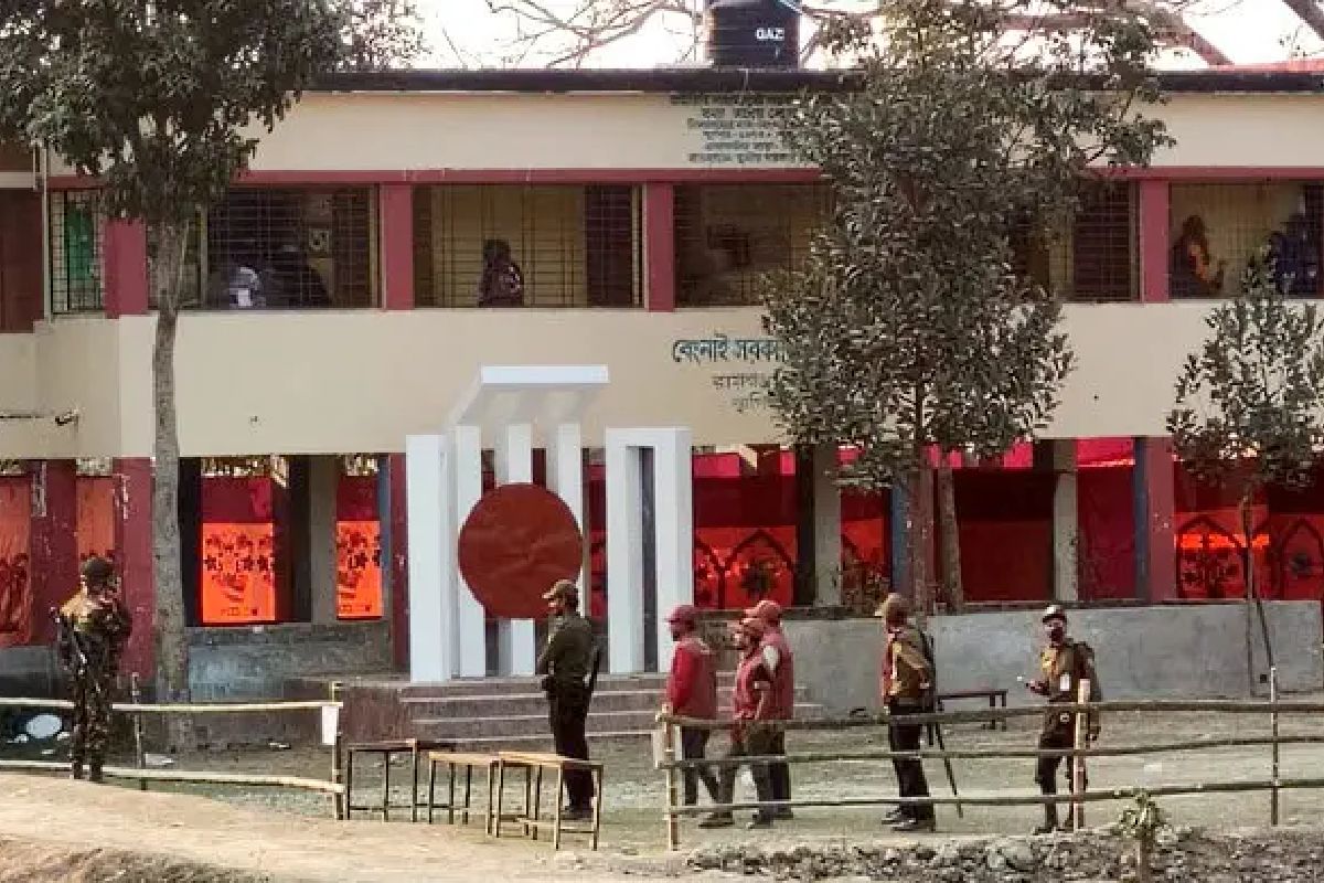 ভোটকেন্দ্রেই কন্যাসন্তান প্রসব করলেন নারী