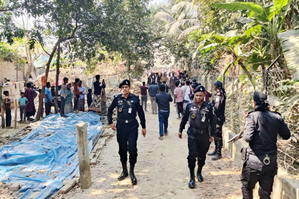 চাঁপাইনবাবগঞ্জে ককটেল বি'স্ফোরণে দুইজন নি-হত