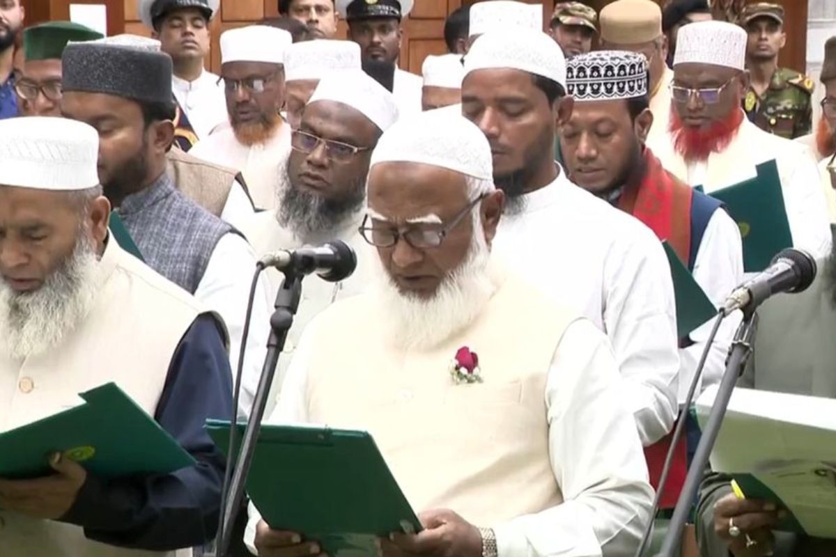 অবশেষে আগের অবস্থান বদলে শপথ নিলেন জামায়াতের এমপিরা