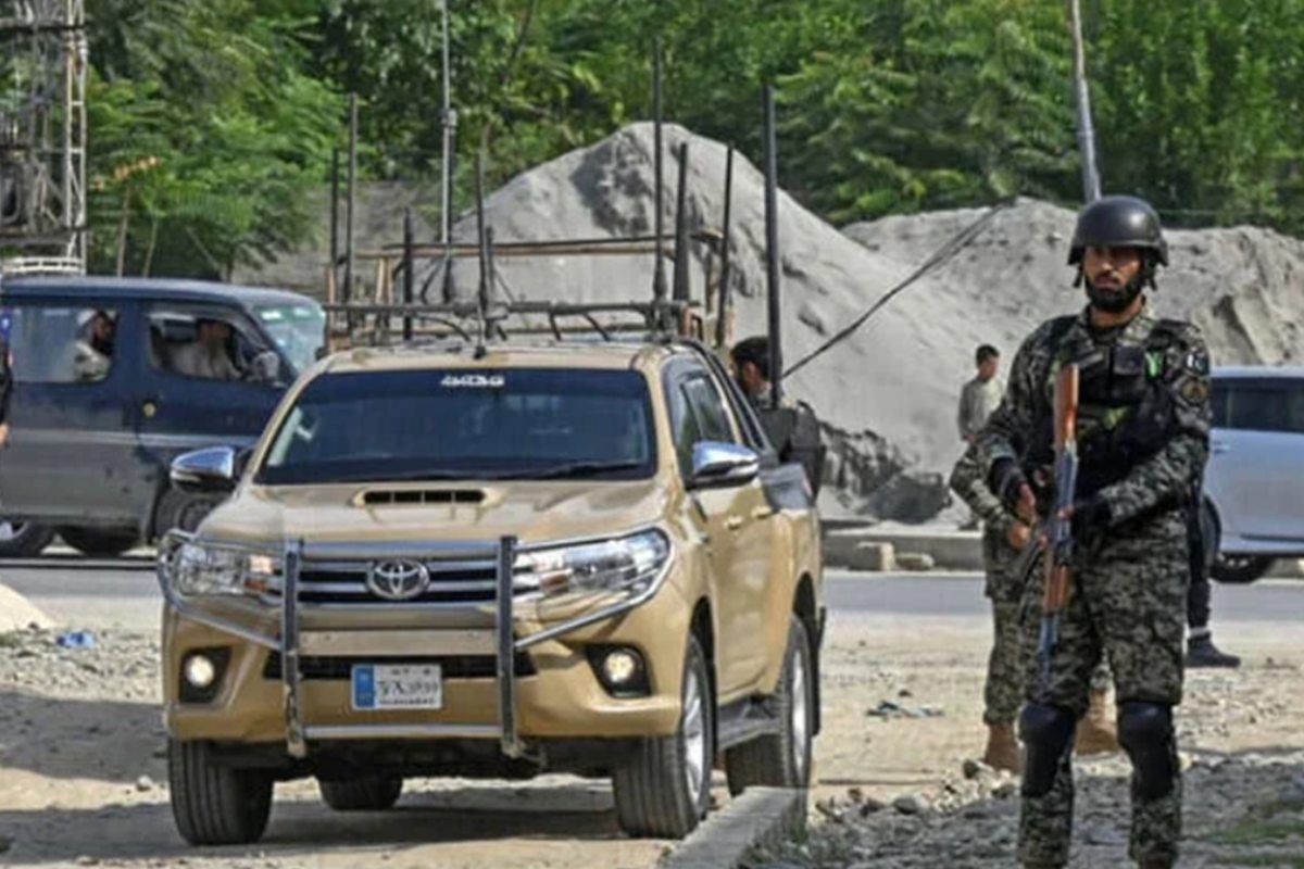 পাকিস্তানে আত্মঘাতী হামলায় ১১ সেনা নি-হ-ত