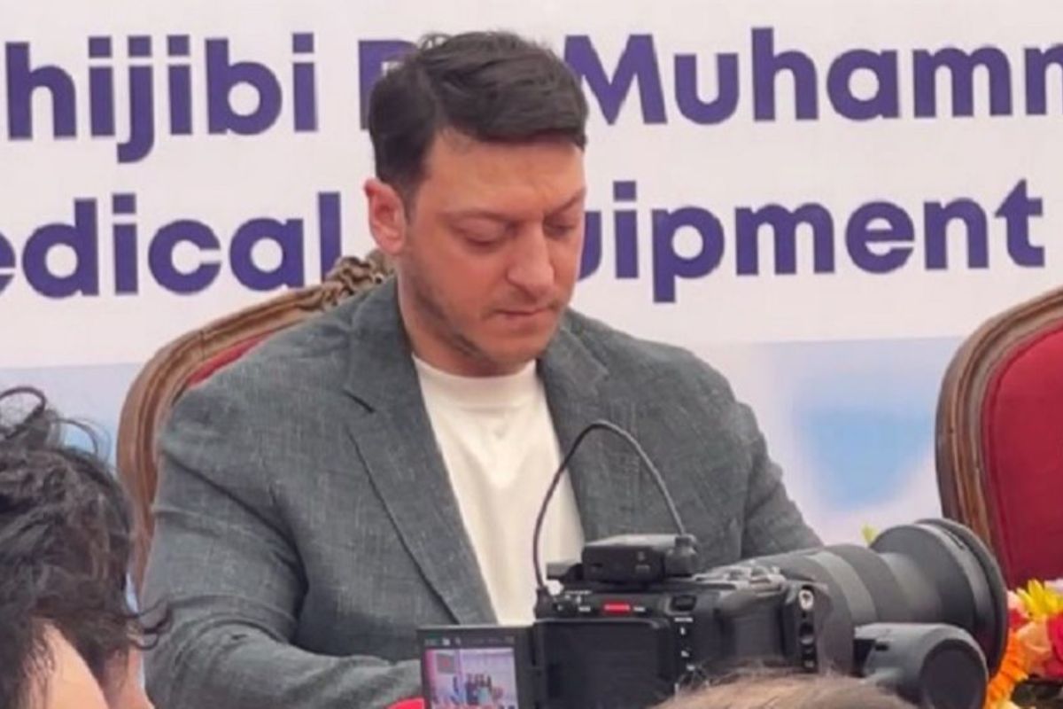 বিশ্বকাপ জয়ী মেসুত ওজিল এখন ঢাবিতে