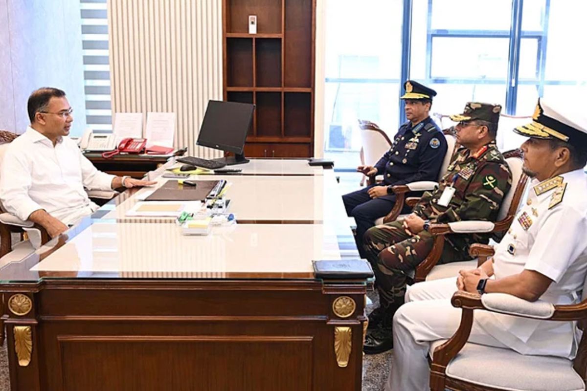 প্রধানমন্ত্রীর সাথে তিন বাহিনী প্রধানের সাক্ষাৎ