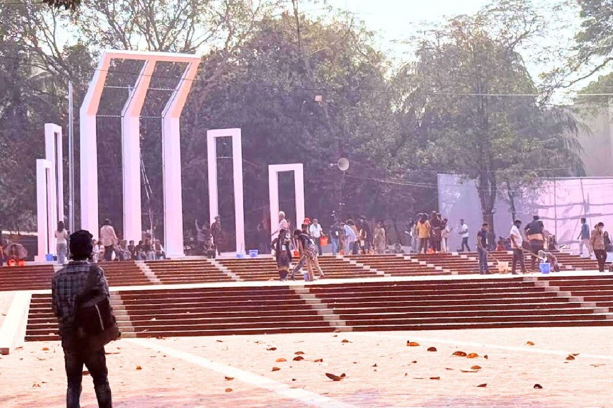 বর্ণিল আলপনায় সেজে উঠছে কেন্দ্রীয় শহীদ মিনার