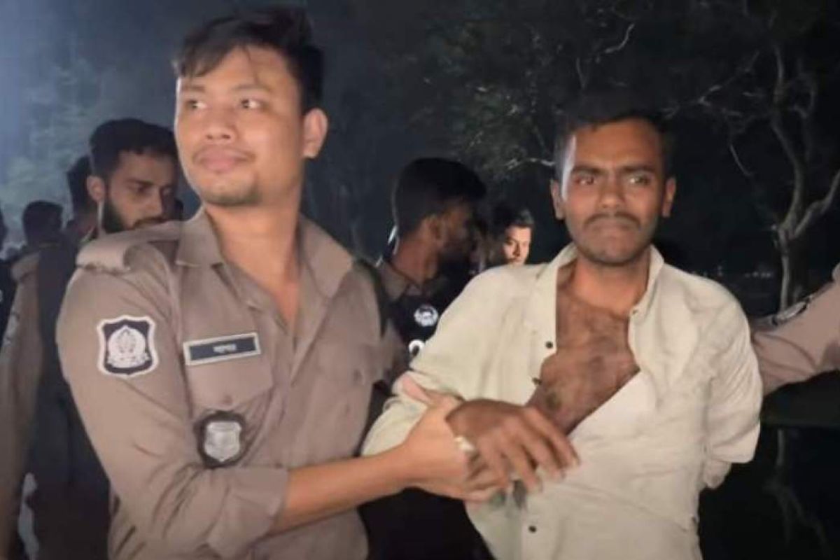 উদ্যানে পুলিশের ওপর হা-ম-লা, আটক ঢাবি শিক্ষার্থী