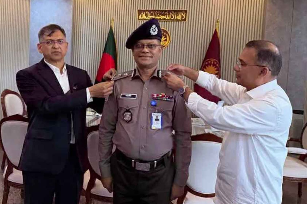 নতুন আইজিপিকে ব্যাজ পরালেন প্রধানমন্ত্রী