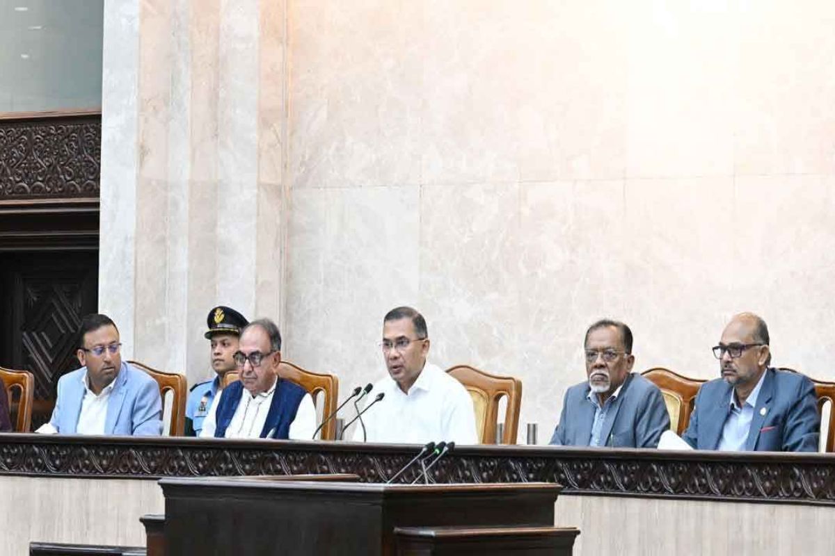 নির্বাচনি ইশতেহার বাস্তবায়নে কর্মকর্তাদের নির্দেশ দিলেন প্রধানমন্ত্রী