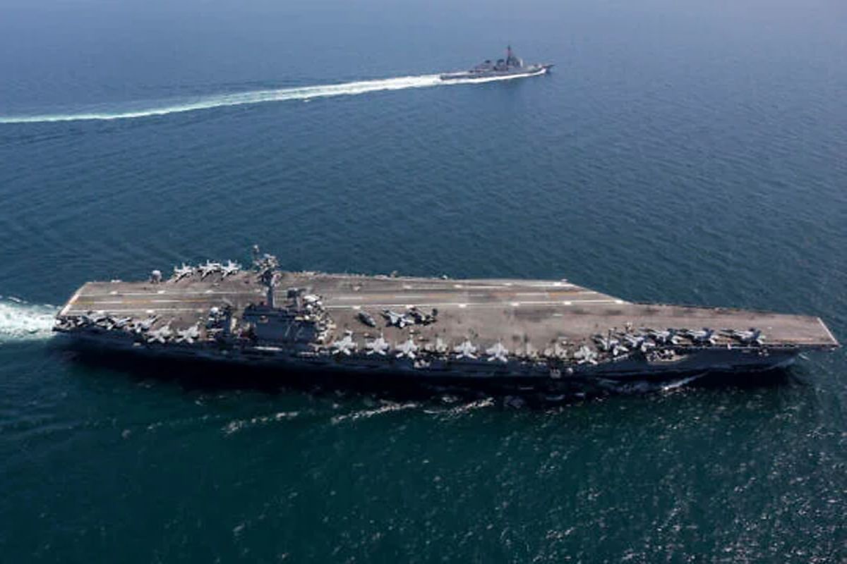 মার্কিন রণতরী আব্রাহাম লিংকনে ৪টি ব্যালিস্টিক ক্ষেপণাস্ত্রের আঘাত