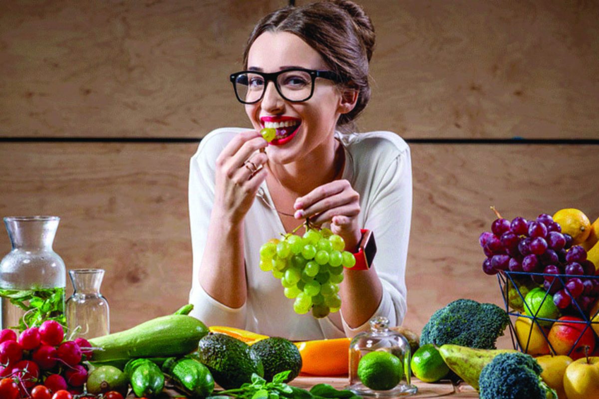 রাতে ফল খেলে কি স্বাস্থ্য ঝুঁকি বাড়ে? যা জানা জরুরি