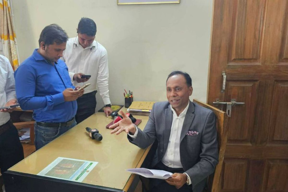 নির্ধারিত সময়েও তালাবদ্ধ ভূমি অফিস, দেখলেন প্রতিমন্ত্রী