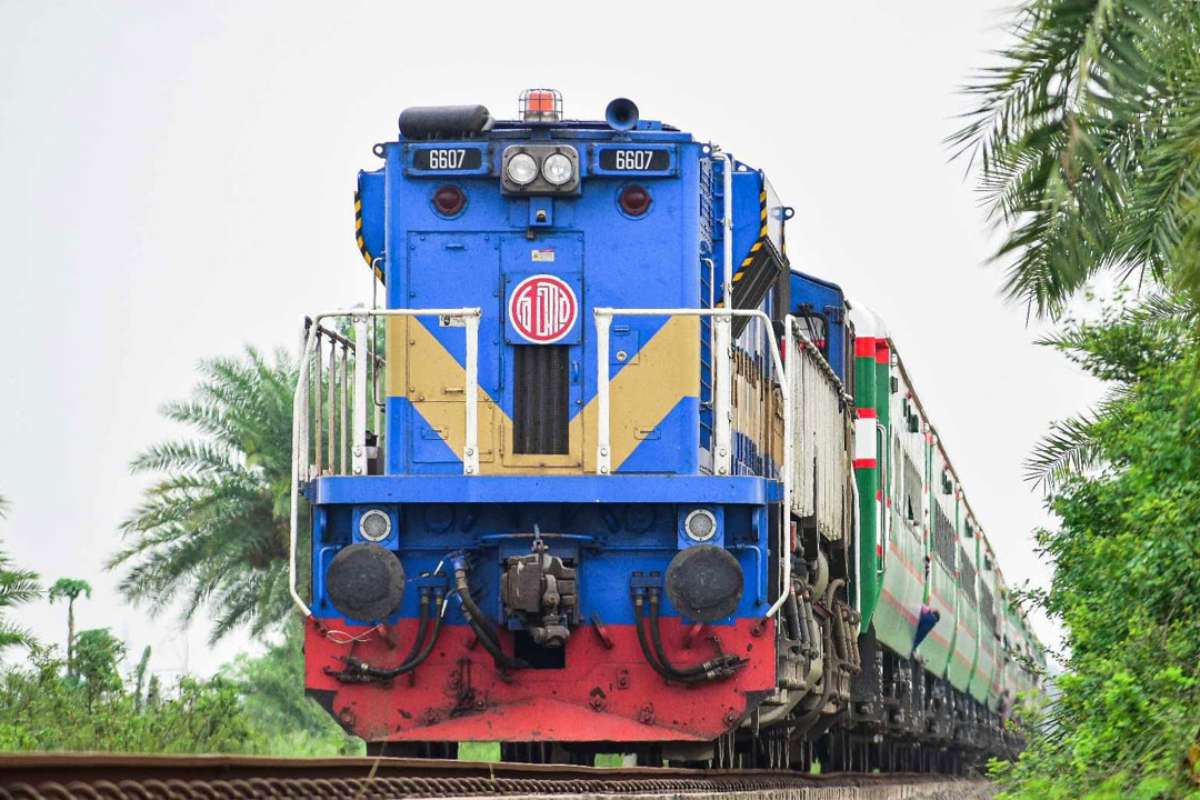 ঈদযাত্রায় ট্রেনের অগ্রিম টিকিট বিক্রির তৃতীয় দিন আজ