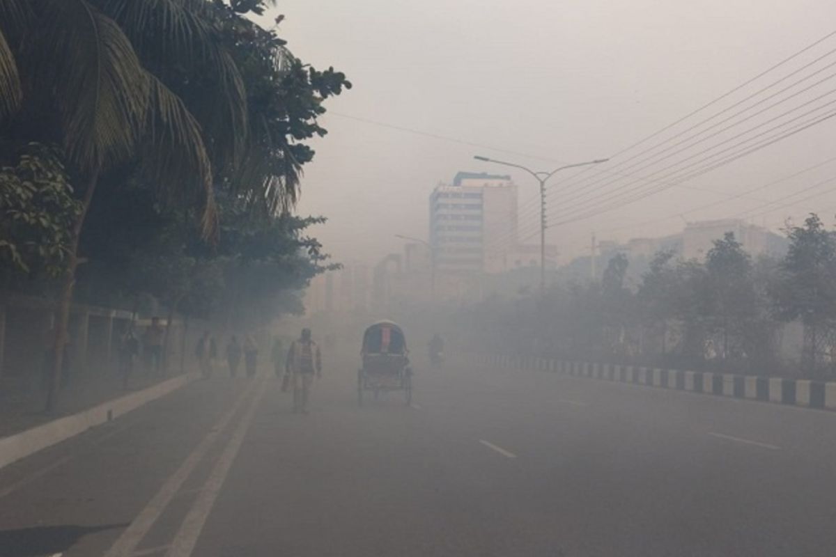 
আজ বায়ুদূষণে বিশ্বের শীর্ষে ঢাকা
