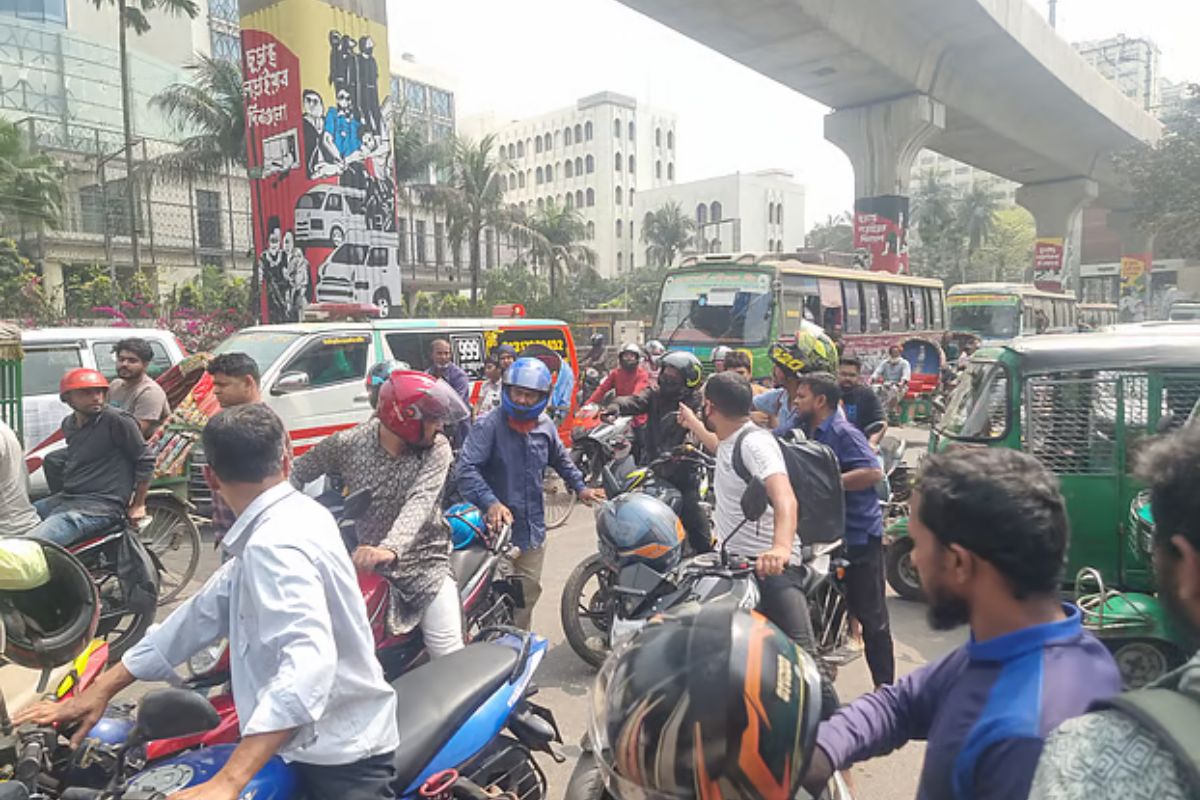 ছুটির দিনেও তেলের পাম্পে উপচে পড়া ভিড়