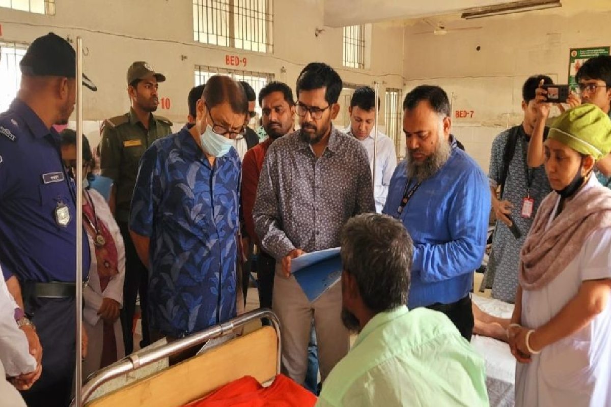 হাসপাতাল পরিদর্শনে গিয়ে অর্ধেক ডাক্তার অনুপস্থিত পেলেন মন্ত্রী