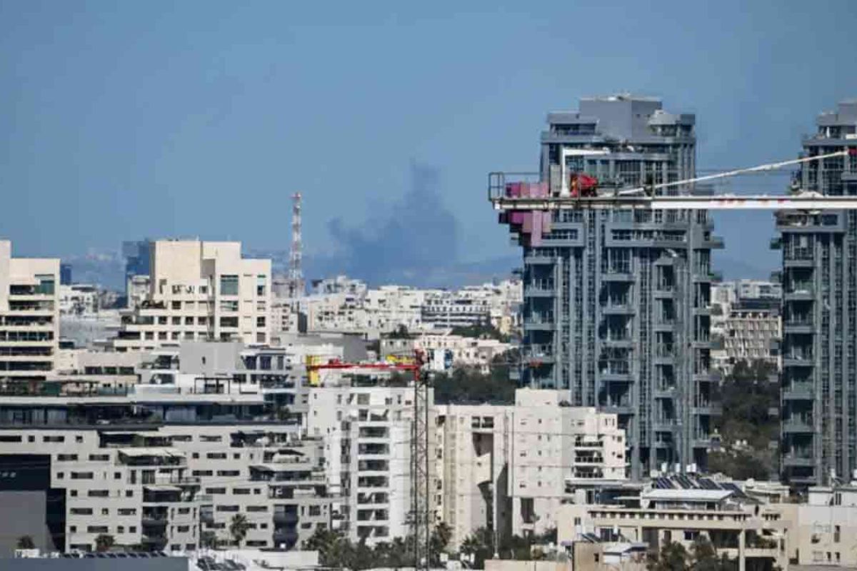 ইরানের ক্ষেপণাস্ত্র হামলায় কাঁপল তেল আবিব, ভয়াবহ বিস্ফোরণ