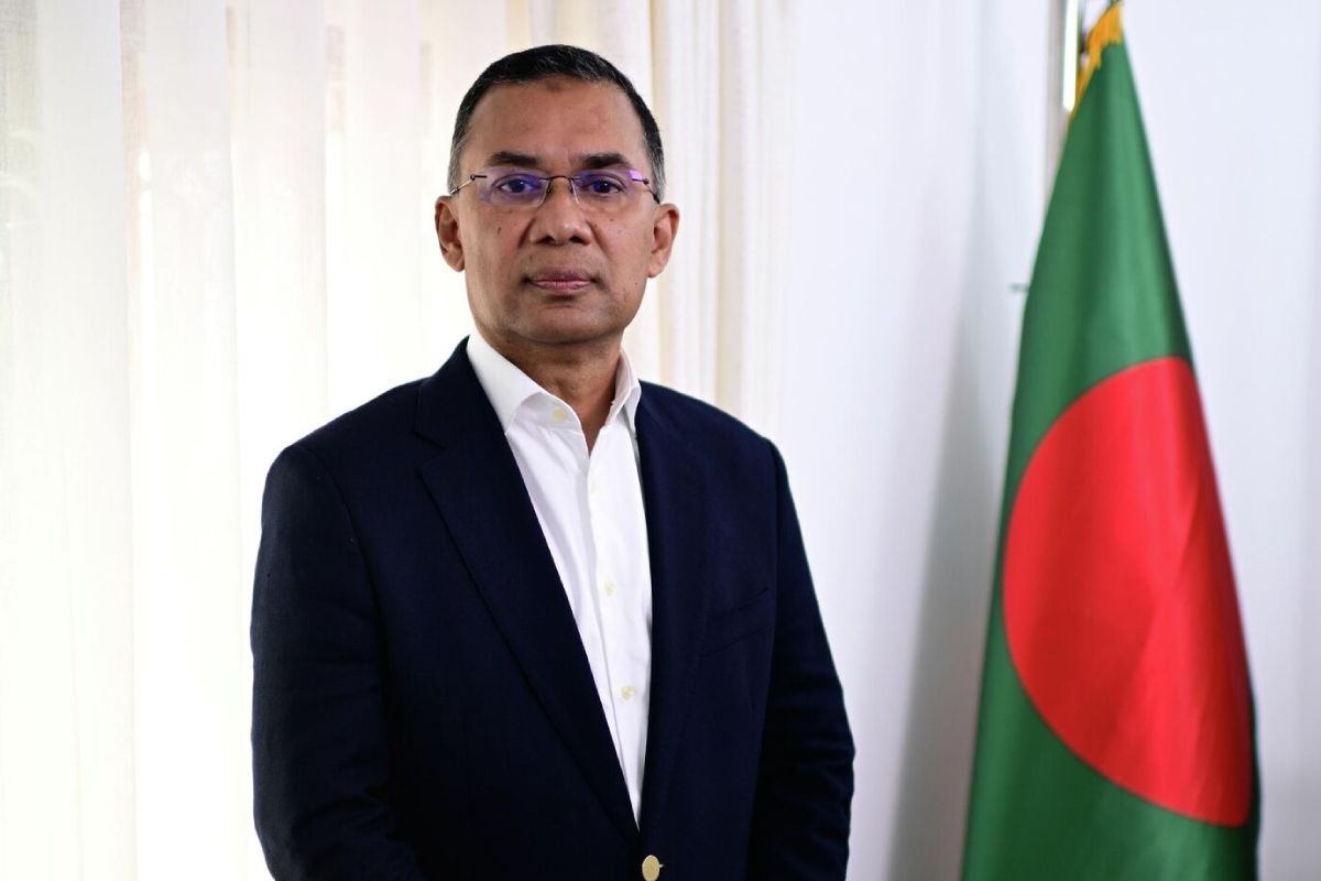 সচিবালয়ে যাওয়ার পথে প্রধানমন্ত্রীর চমকপ্রদ মন্তব্য: ‘চলেন যুদ্ধে যাই’