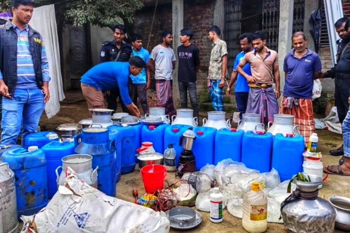 জেলি, সয়াবিন তেল ও রাসায়নিক মিশিয়ে ভেজাল দুধ তৈরি, আটক ৬
