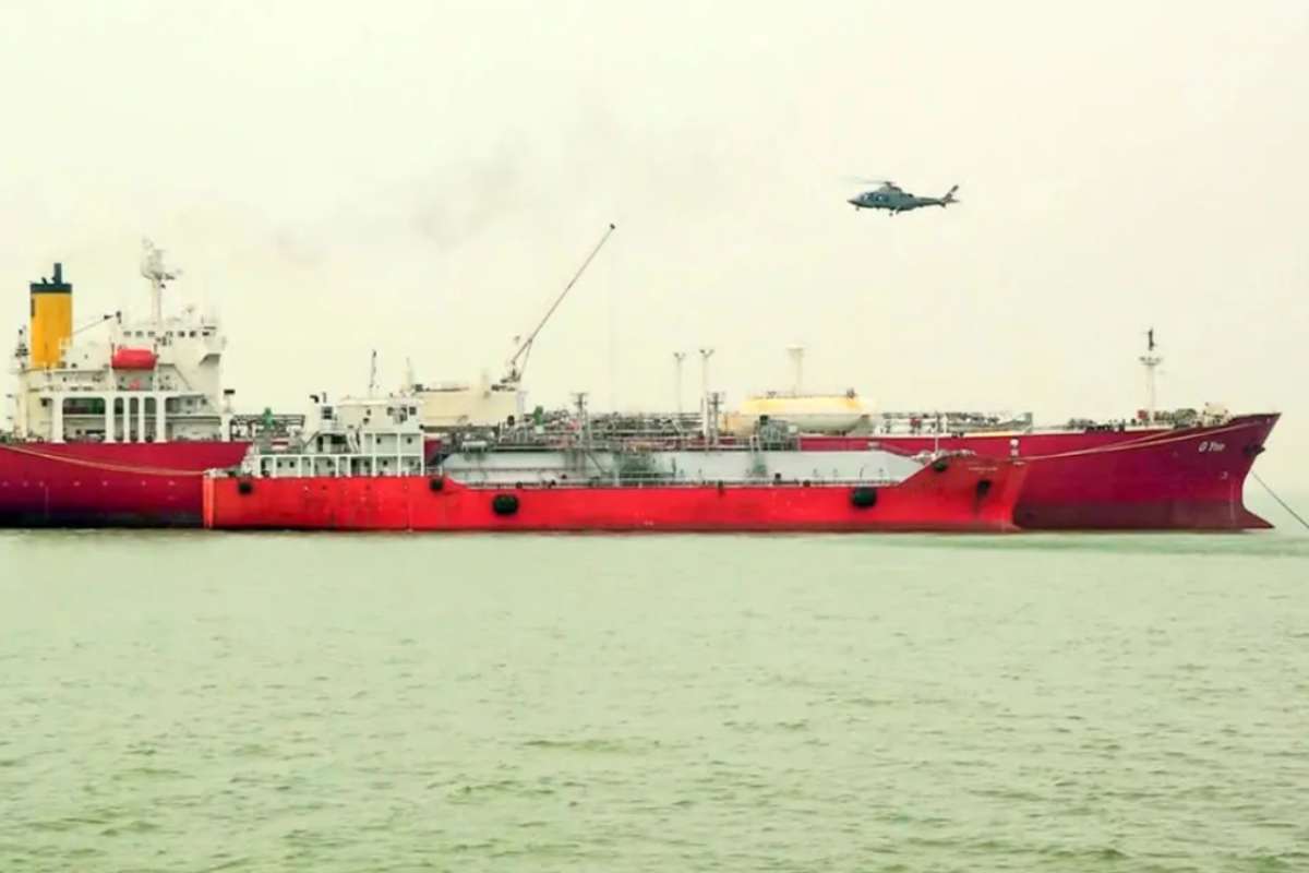 জ্বালানিবাহী জাহাজ সুরক্ষায় সতর্ক অবস্থানে নৌবাহিনী