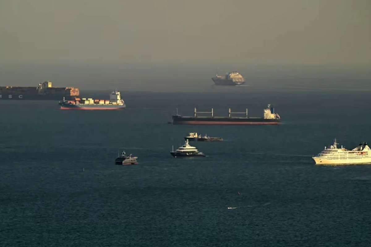 তেল সরবরাহ রক্ষায় হরমুজ প্রণালিতে যুদ্ধজাহাজ চায় যুক্তরাষ্ট্র
