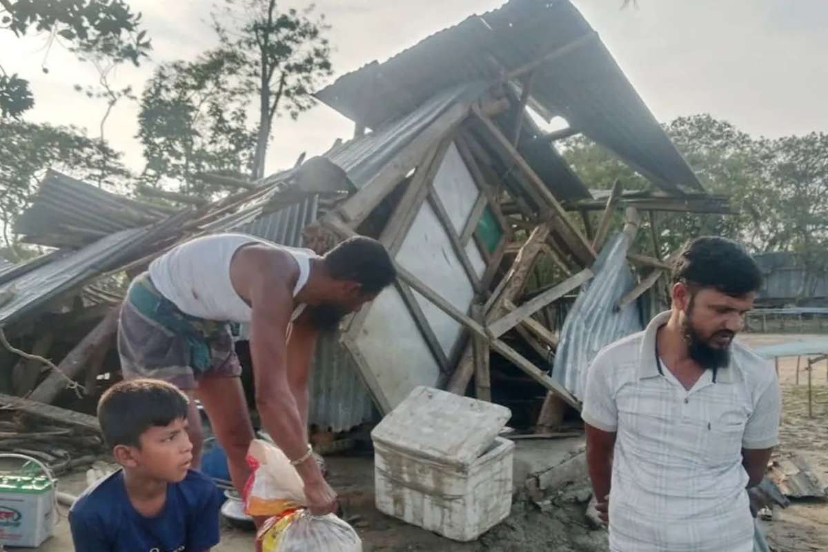 মধ্যরাতের হঠাৎ ঝড়ে ভোলায় অর্ধশত ঘর ক্ষতিগ্রস্ত