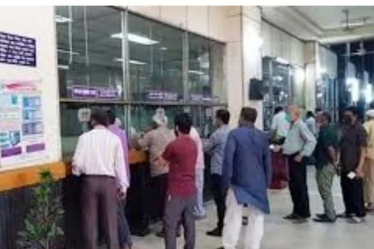 ছুটির দিনেও আজ যেসব এলাকায় খোলা থাকবে  ব্যাংক 