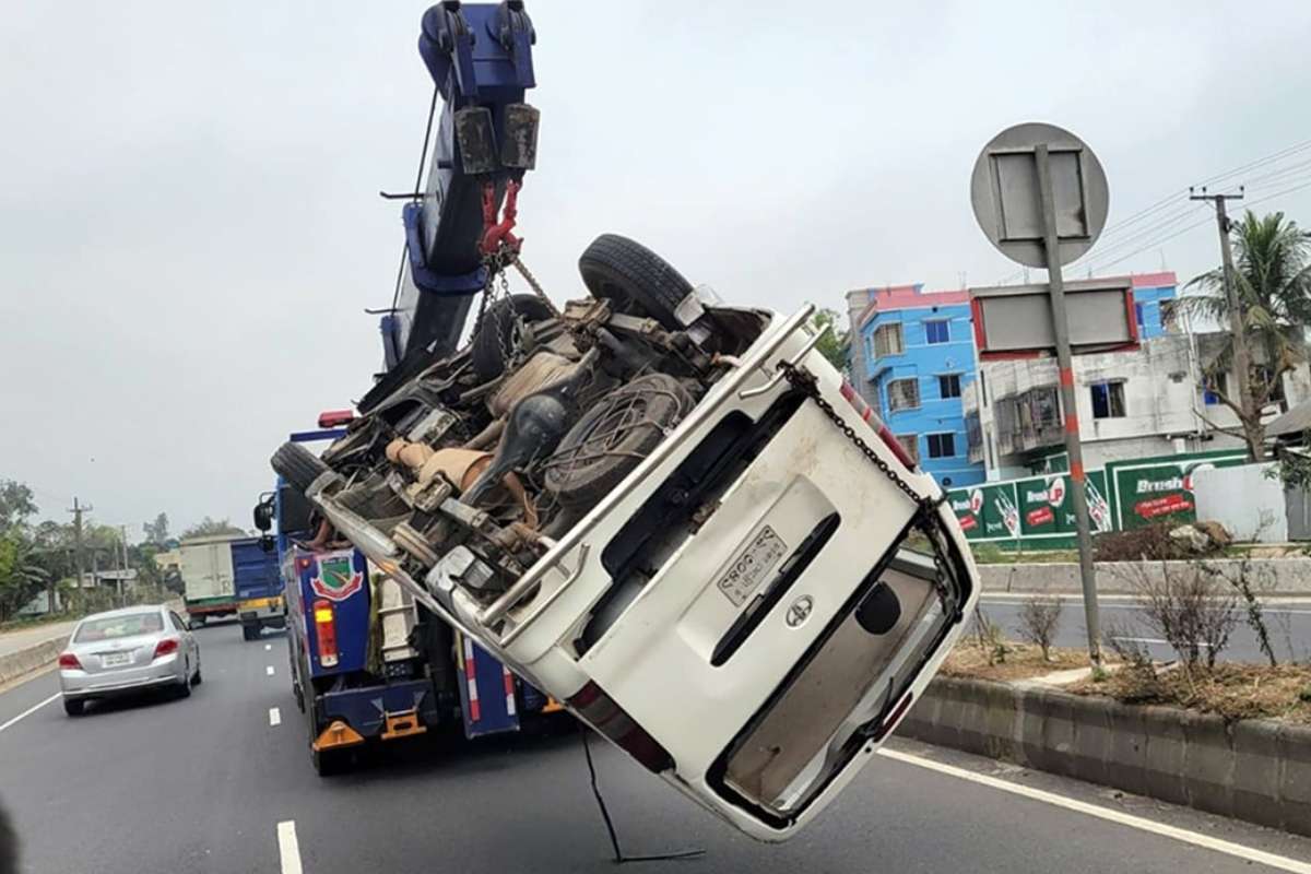 বগুড়ায় মাইক্রোবাসে সিলিন্ডার বিস্ফোরণ, নি-হ-ত ৩