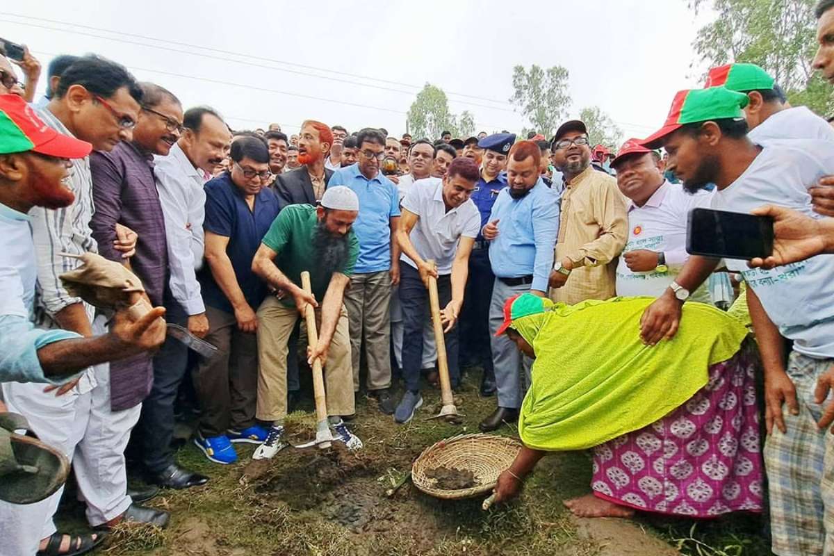 'বাবার উন্নয়ন দর্শনের পথেই হাঁটছেন প্রধানমন্ত্রী তারেক রহমান'
