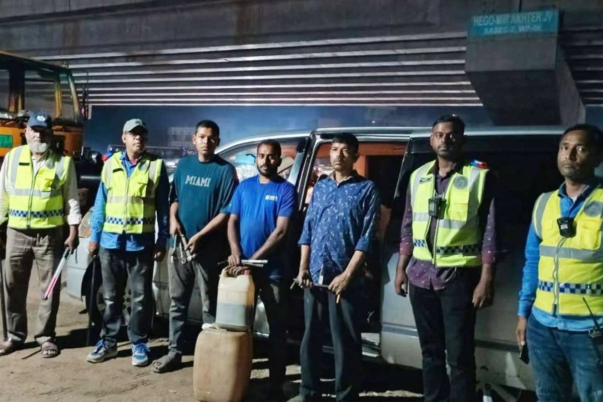 ঈদযাত্রায় বিকল গাড়ির ফ্রি সার্ভিস ও জ্বালানি সহায়তা দিচ্ছে পুলিশ