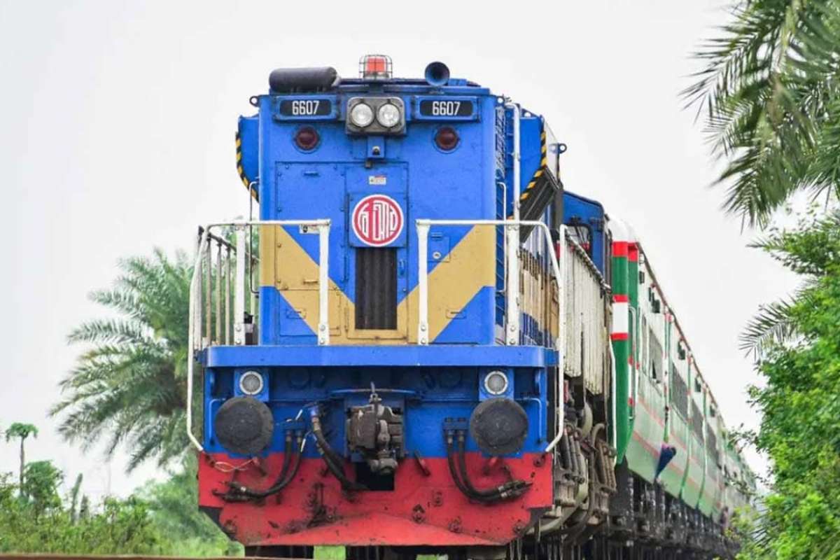 ঈদ ফিরতি ট্রেনযাত্রার আজ ষষ্ঠ দিনের টিকিট বিক্রি