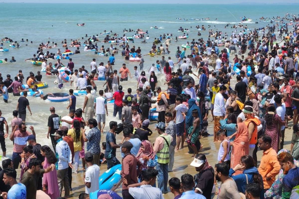 ঈদের ছুটিতে পর্যটকে মুখর কক্সবাজার, সৈকতে উপচে পড়া ভিড়
