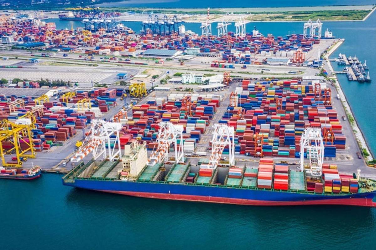 বৈশ্বিক অস্থিরতার মধ্যেও চট্টগ্রাম বন্দরে জ্বালানি সরবরাহ সচল