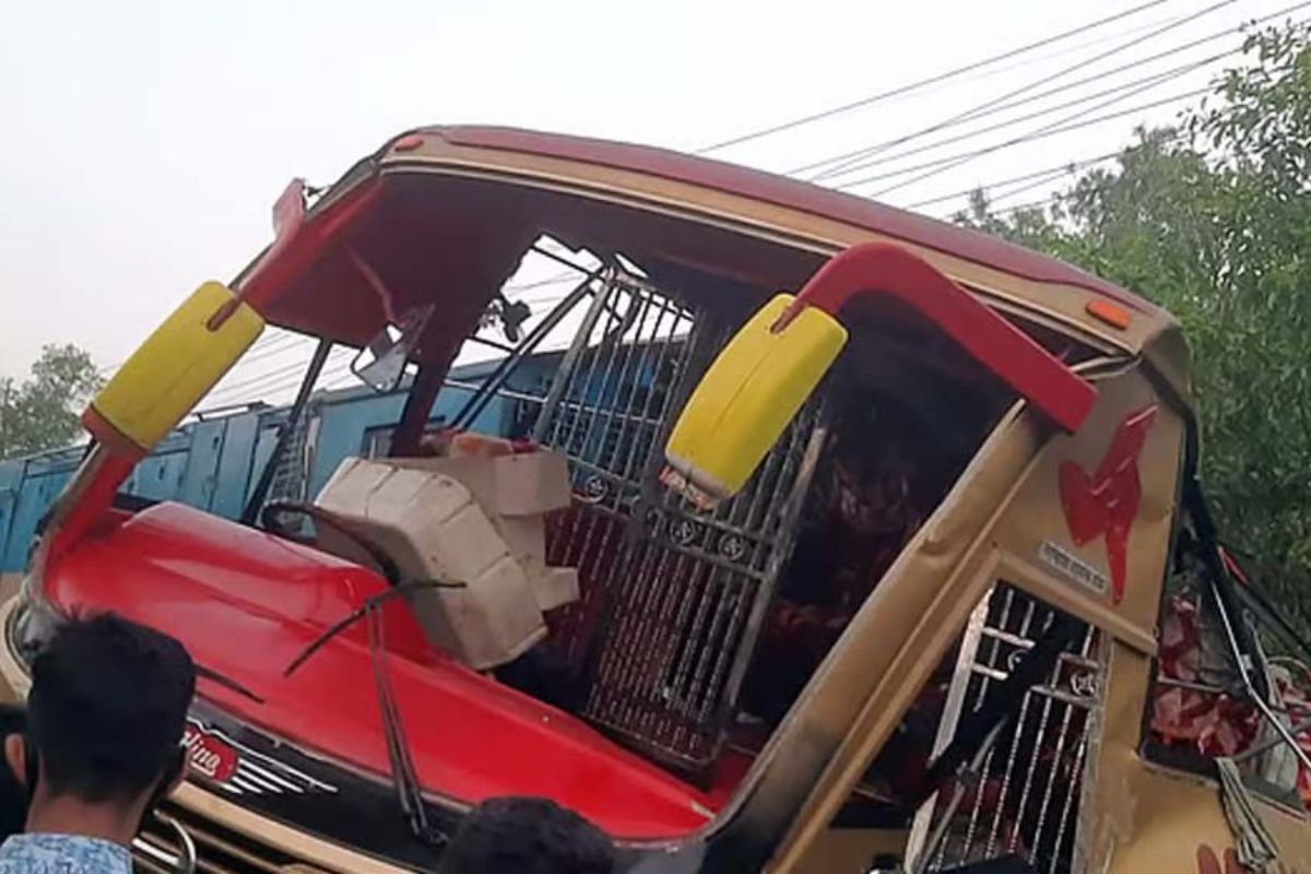 কুমিল্লায় ট্রেনের সঙ্গে বাসের সংঘর্ষে নি’হত ১২