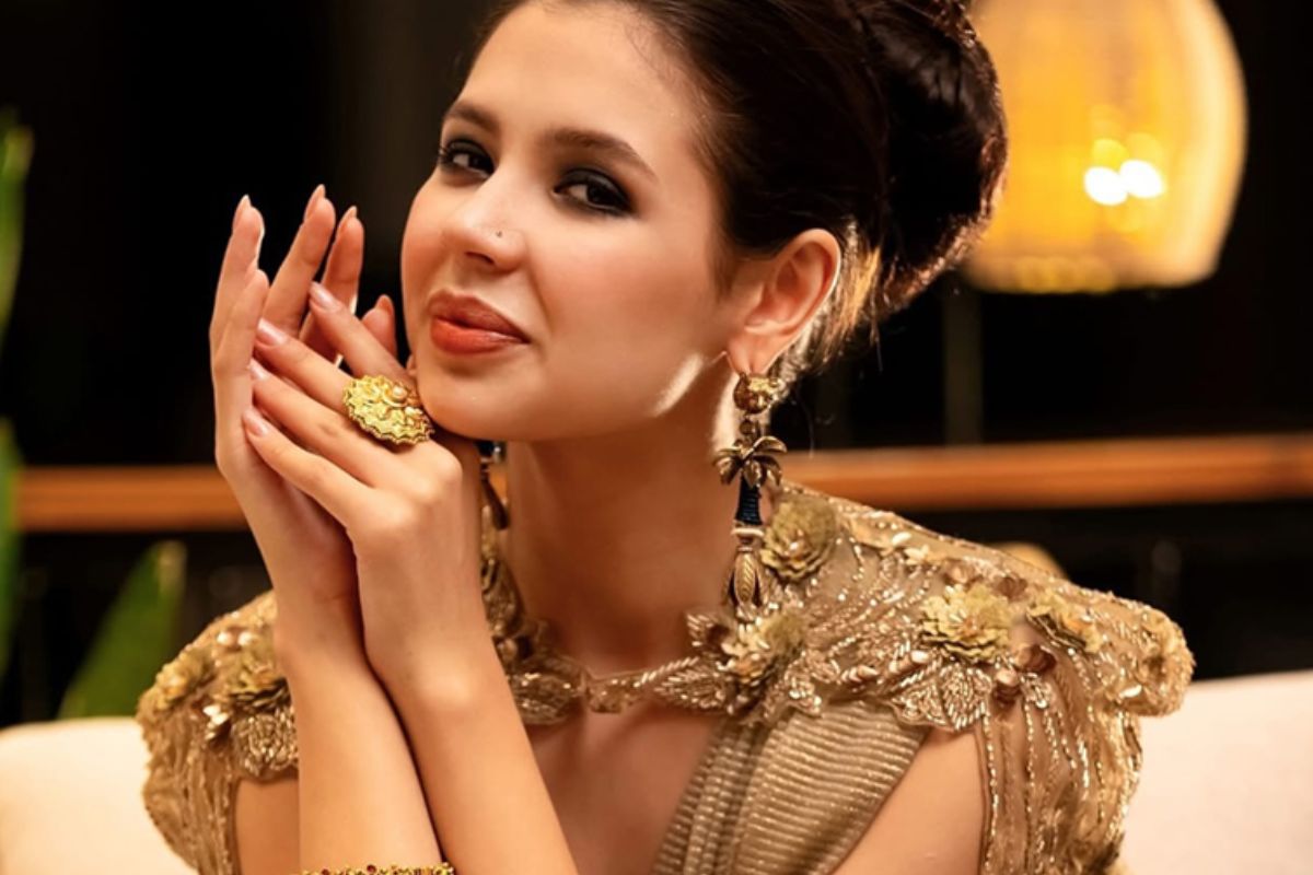 কে এই মনিকা? জানা গেল আসল পরিচয়