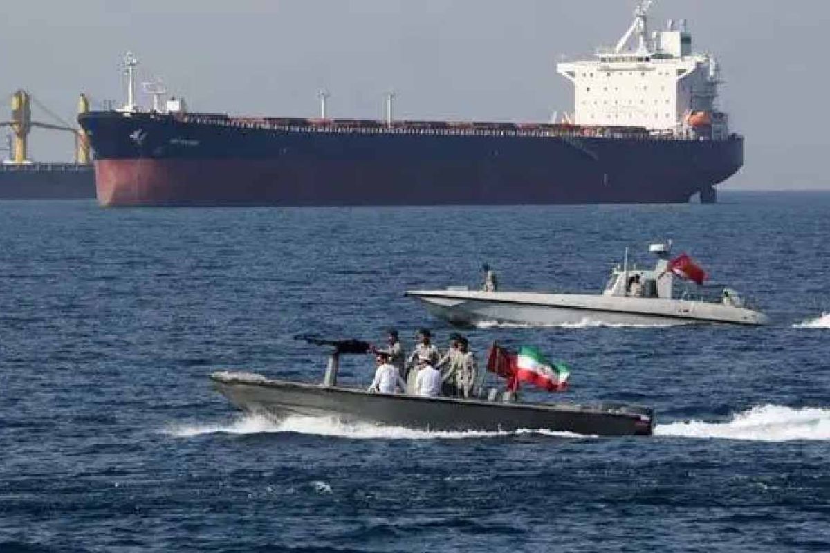 হরমুজে পাকিস্তানি তেলবাহী জাহাজ আটকাল ইরান