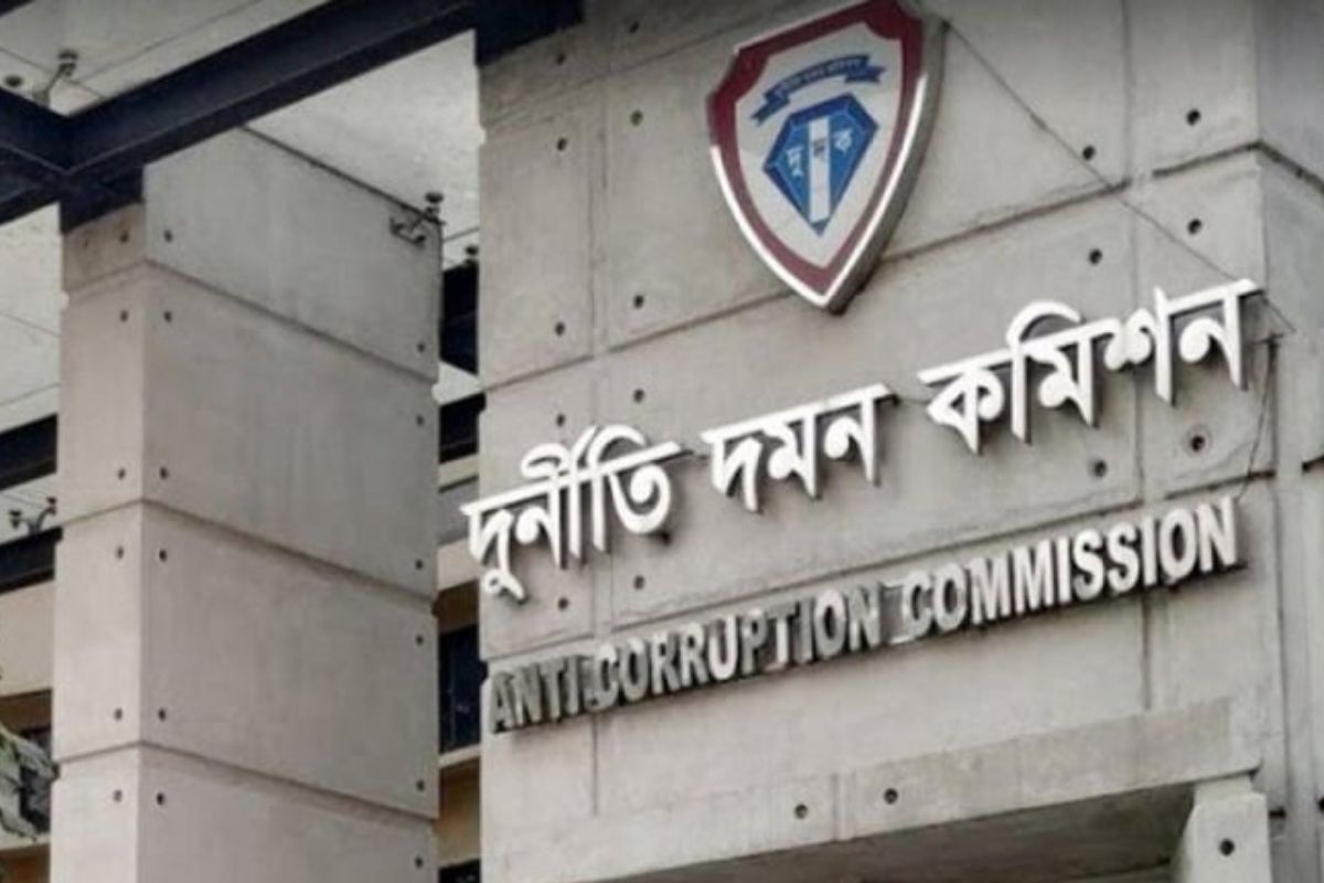 দুদকের ৫ কর্মকর্তাকে বিভিন্ন দপ্তরে বদলি