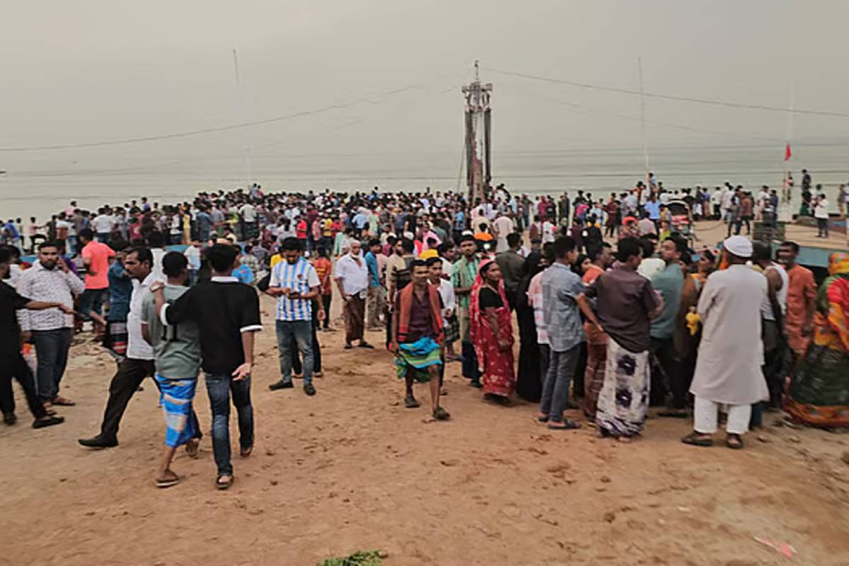 পদ্মা নদীর ৩০ ফুট নিচে মিলল ডুবে যাওয়া বাসের সন্ধান