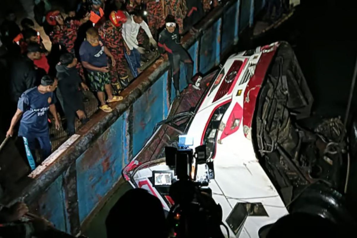 পদ্মা নদীতে বাসডুবিতে নিহতের সংখ্যা বেড়ে ২৬