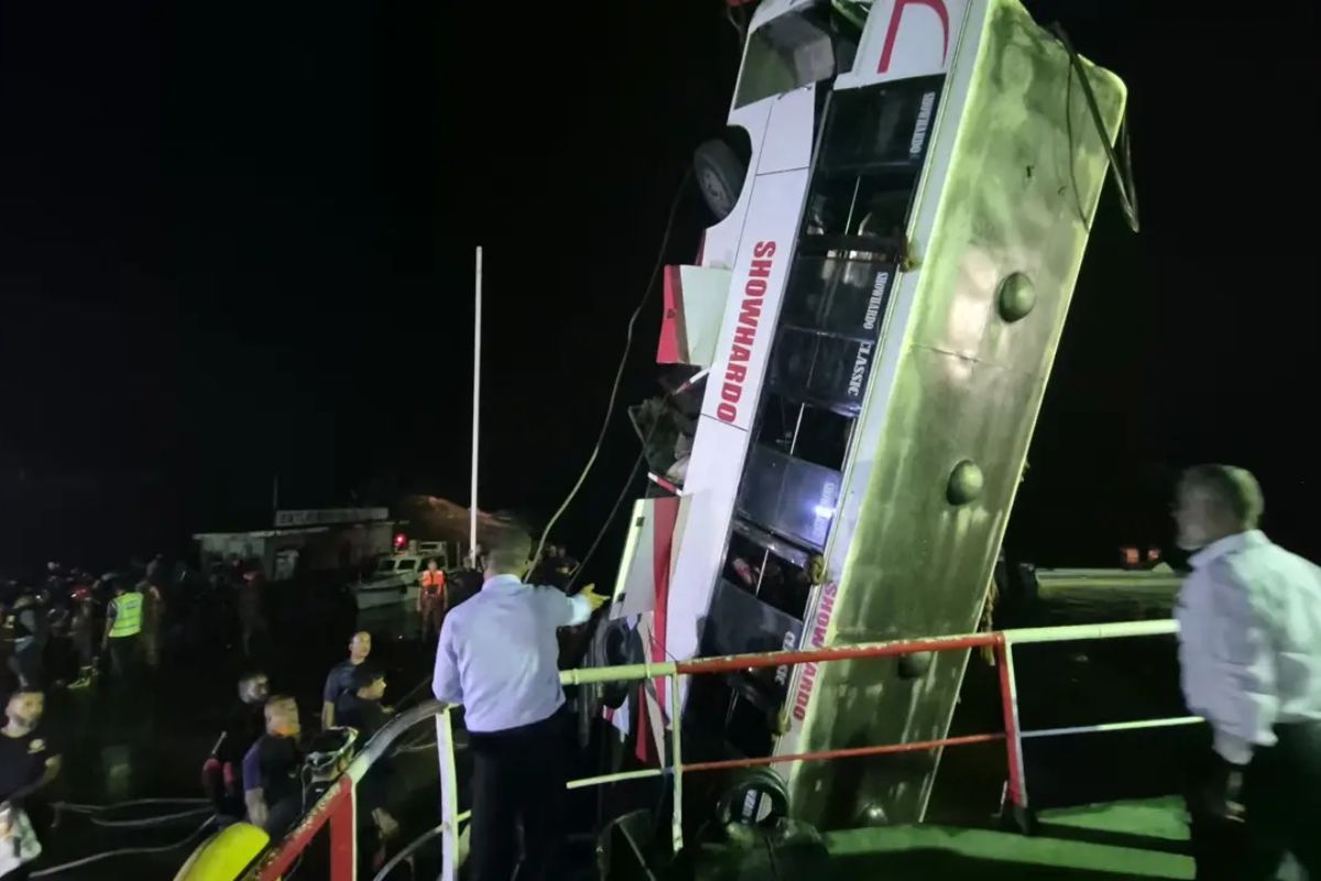 পদ্মায় বাসডুবি: ২৩ মরদেহ উদ্ধার, পরিচয় মিলল চালকসহ সবার