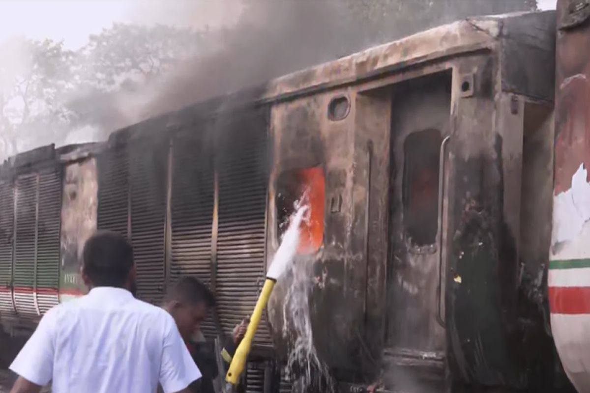 ঢাকাগামী চট্টলা এক্সপ্রেসে ভয়াবহ আগুন