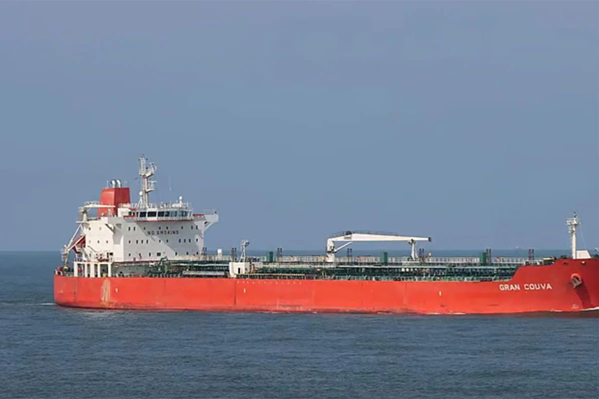 সংকটের মাঝেই তেলভর্তি একটি জাহাজ চট্টগ্রামে পৌঁছাল