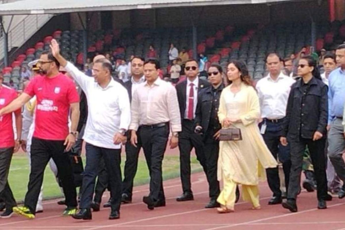 স্বাধীনতা দিবসের প্রীতি ফুটবল ম্যাচ দেখতে স্টেডিয়ামে প্রধানমন্ত্রী