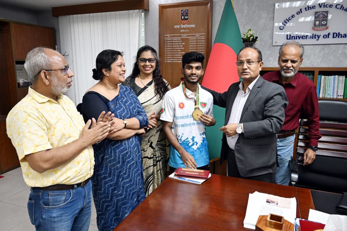 প্রধানমন্ত্রীর কাছ থেকে ঢাবি শিক্ষার্থীর ক্রীড়াকার্ড ও সম্মাননা লাভ