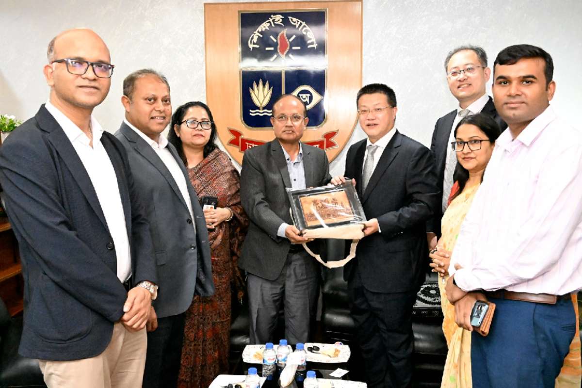 ঢাবি উপাচার্যের সঙ্গে চীনের রাষ্ট্রদূতের সাক্ষাৎ, শিক্ষা-গবেষণায় সহযোগিতার আশ্বাস