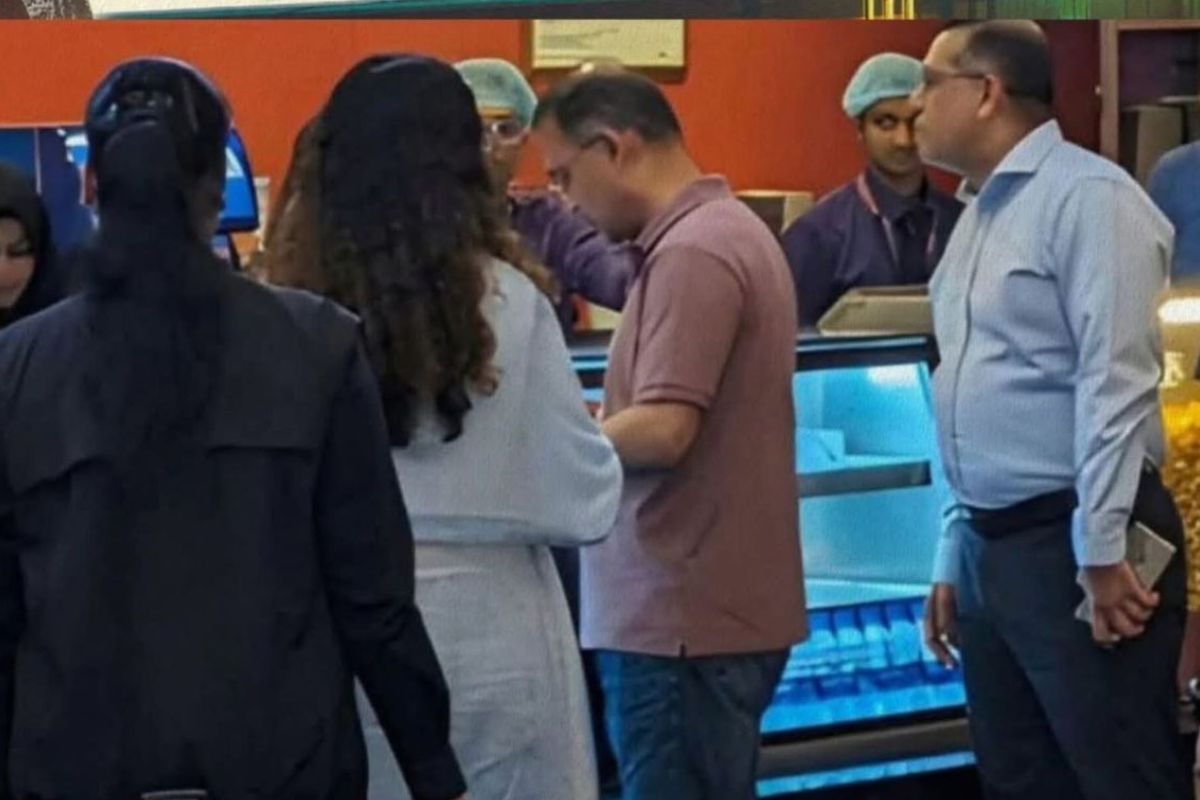 মেয়েকে নিয়ে হলে সিনেমা দেখলেন প্রধানমন্ত্রী