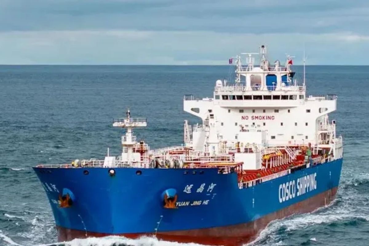 ২৭ হাজার টন তেল নিয়ে চট্টগ্রাম বন্দরে জাহাজ