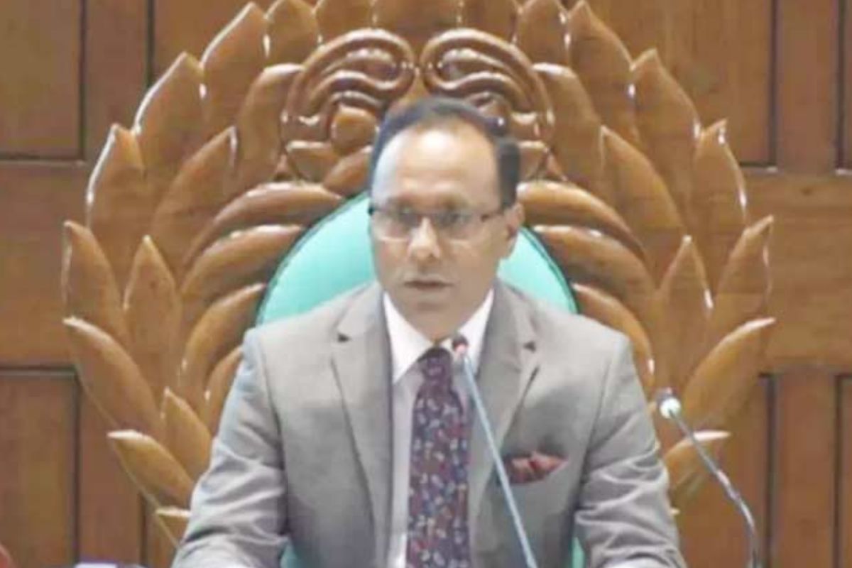 শিক্ষকতা পেশায় থেকে রাজনীতি করা সমীচীন নয়: ডেপুটি স্পিকার