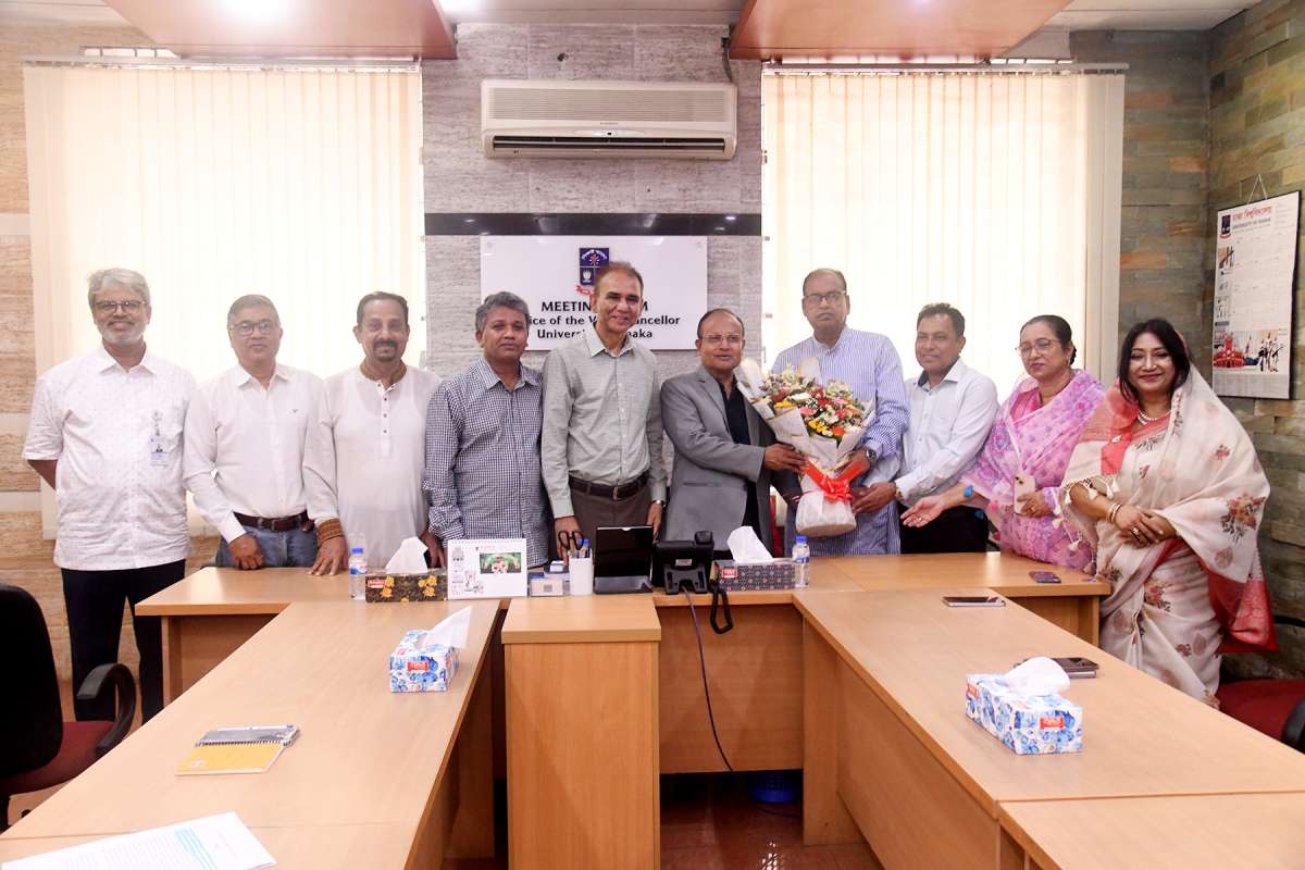 ঢাবি উপাচার্যের সঙ্গে অ্যালামনাই অ্যাসোসিয়েশন নেতৃবৃন্দের সৌজন্য সাক্ষাৎ