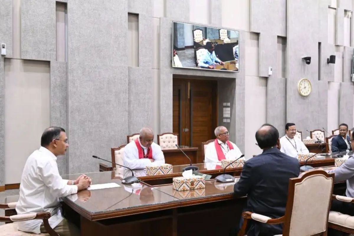 প্রধানমন্ত্রীর সঙ্গে খ্রিষ্টান নেতাদের শুভেচ্ছা বিনিময়